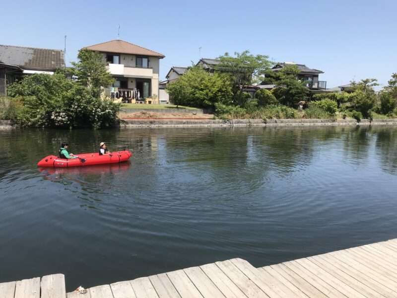 柳川の堀に浮かべたパックラフト