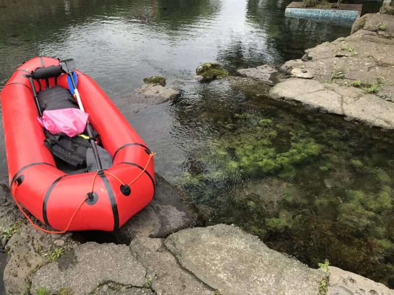 湧き水の川とパックラフト